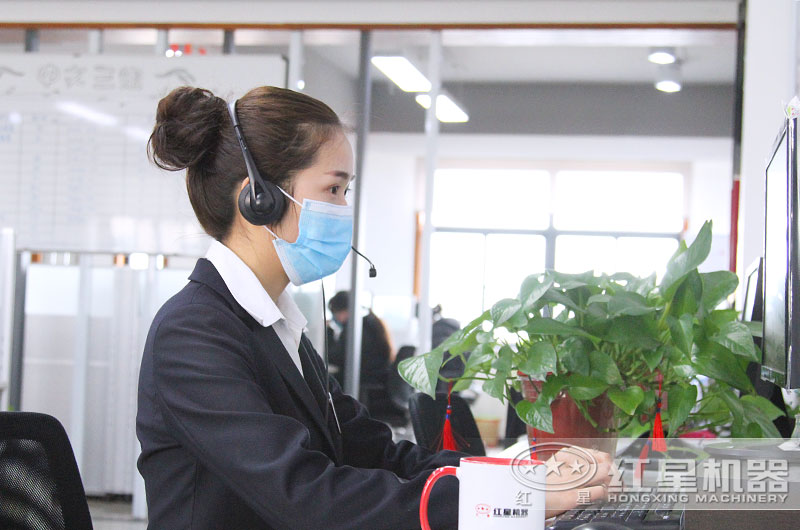 24小時(shí)客服全身心工作，用專注點(diǎn)亮了責(zé)任