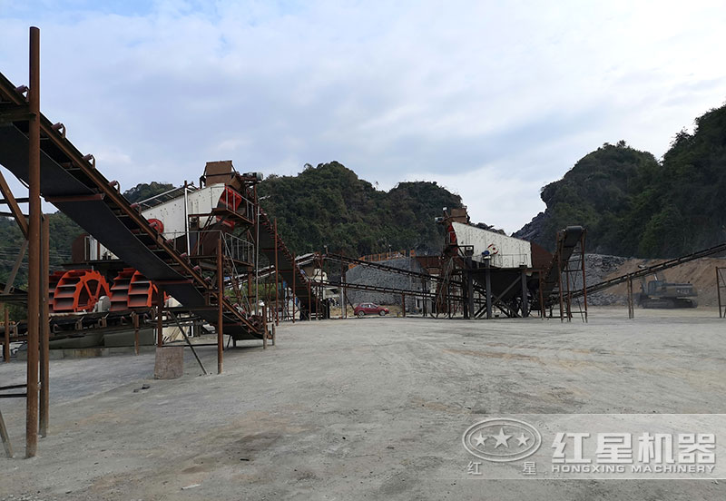 方案三配置現(xiàn)場(chǎng)：破碎機(jī)+制砂機(jī)+洗砂機(jī)，費(fèi)用80萬以上