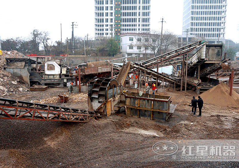 建筑垃圾制沙現(xiàn)場，配置車載制沙機